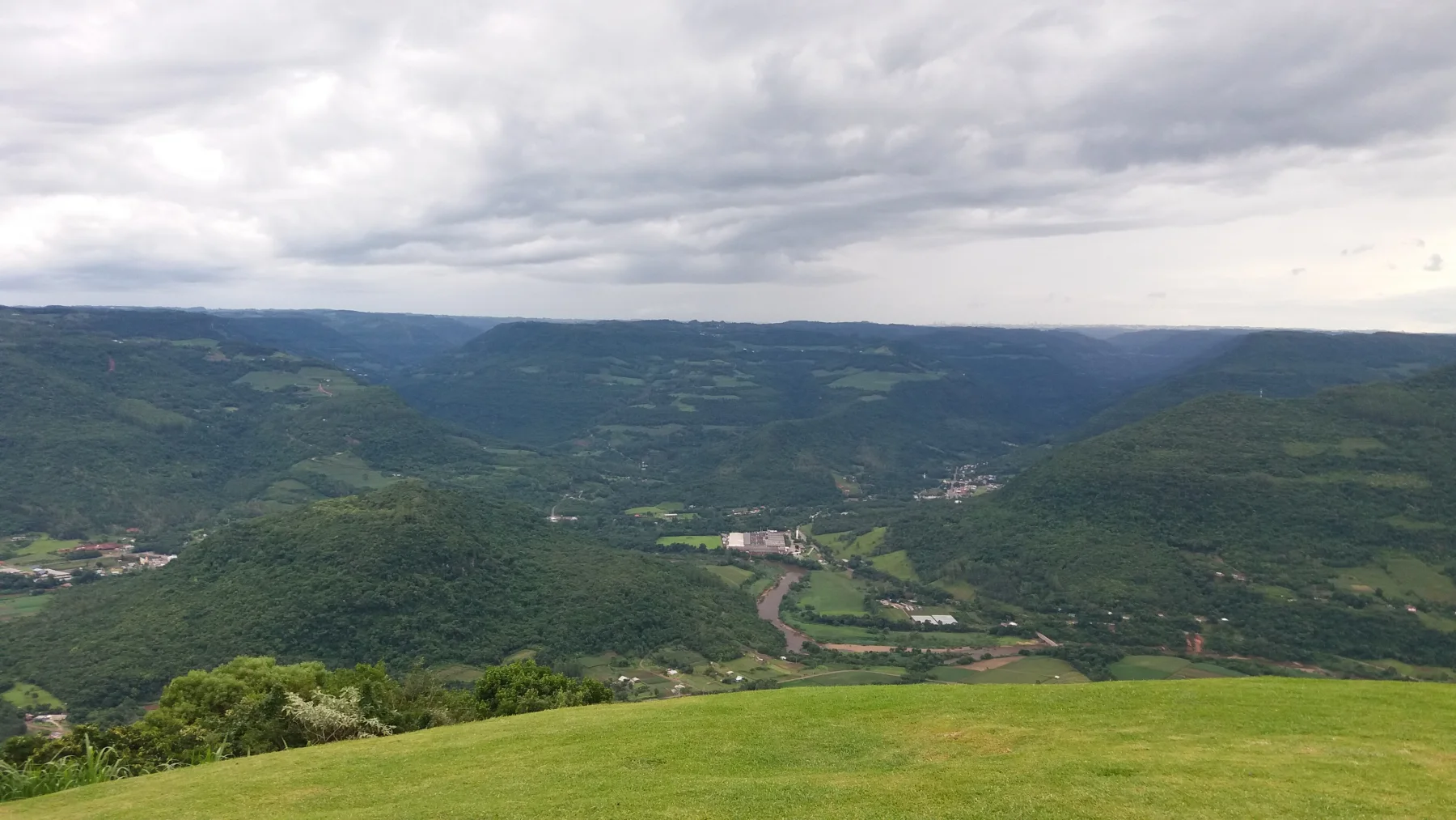 Vales e montanhas verdes na região de Nova Petrópolis