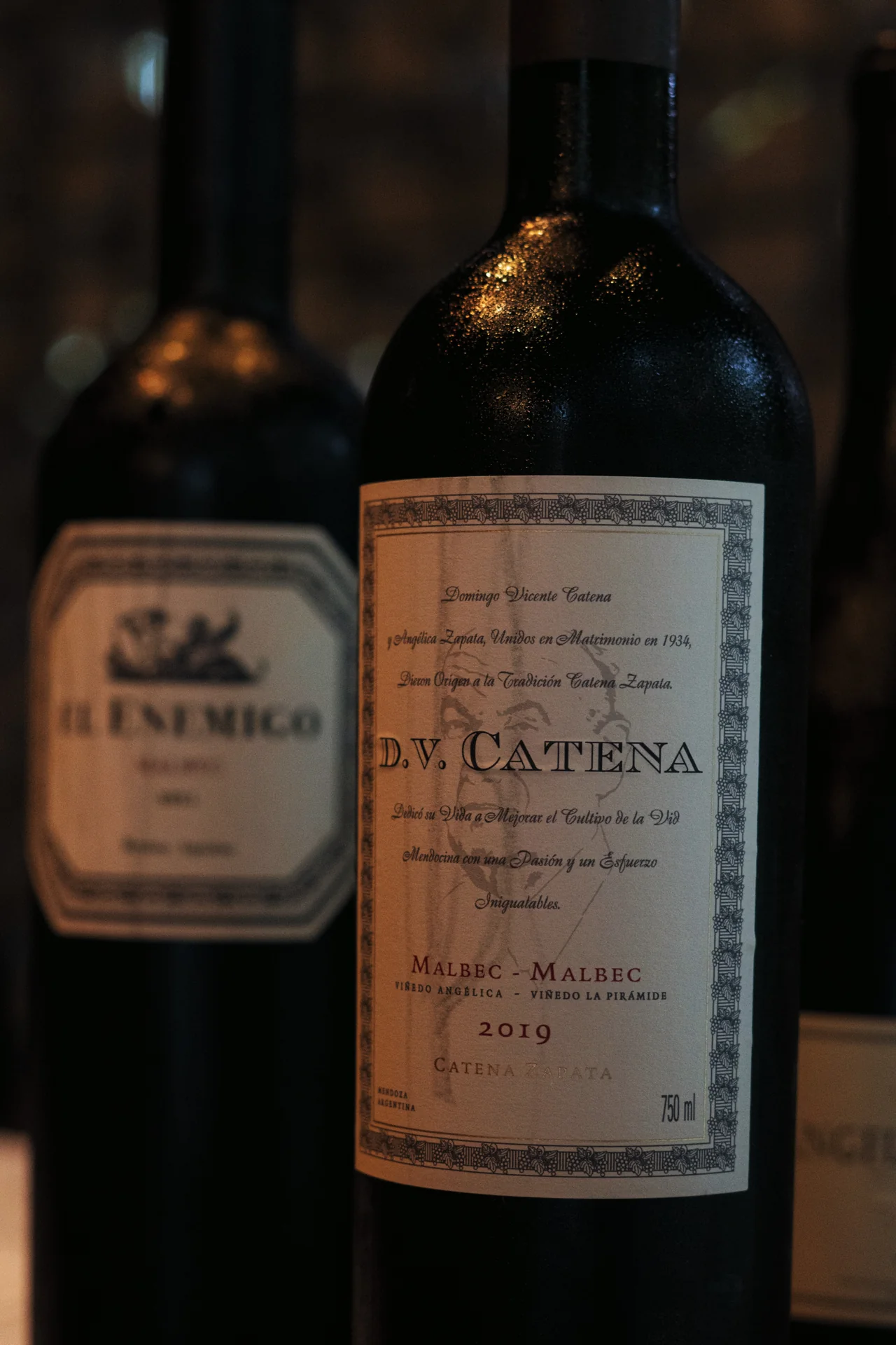 Garrafas de vinho no empório do Taboo Refúgio