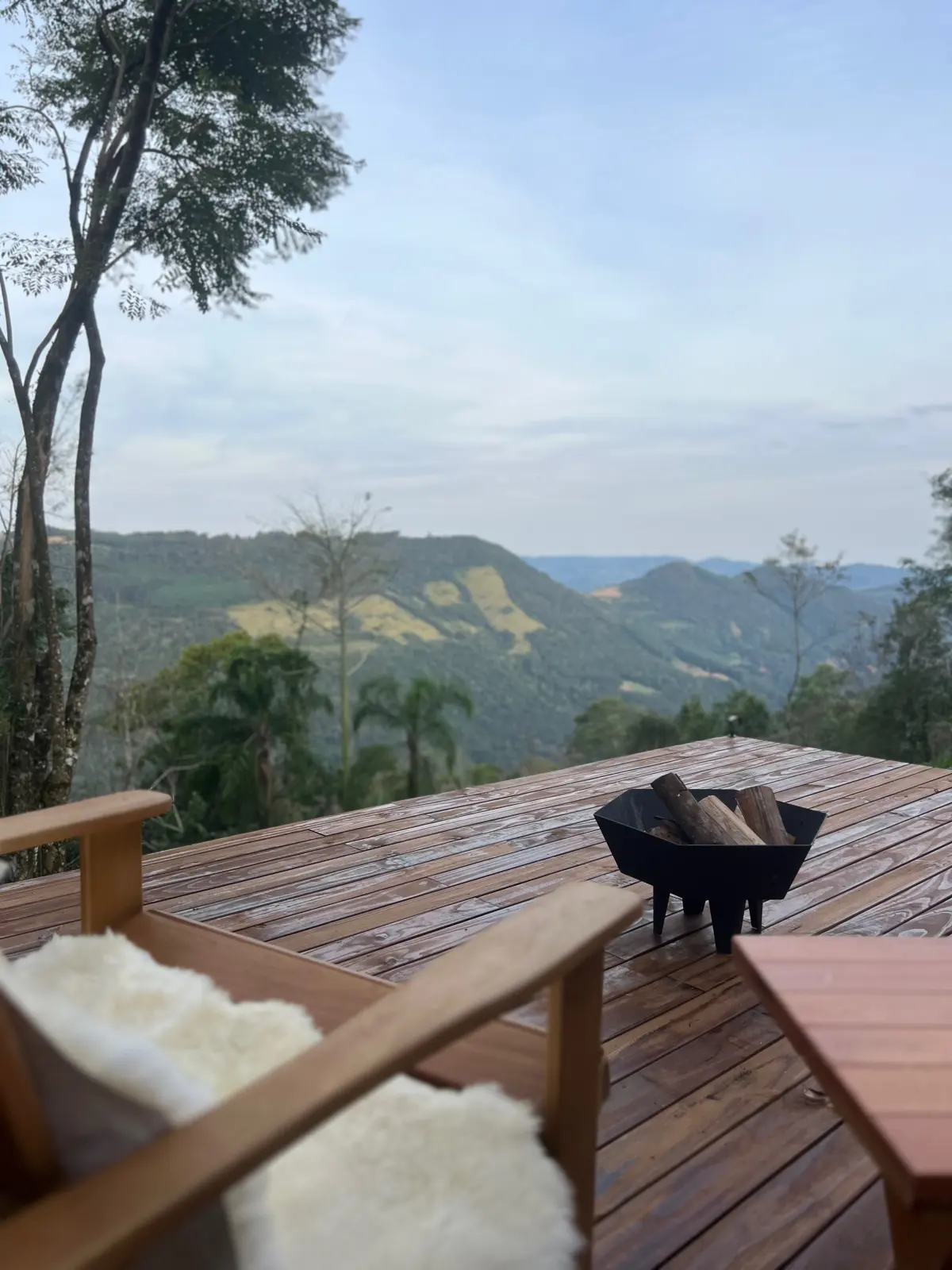 Deck com espaço de fogueira e vista para a Serra Gaúcha