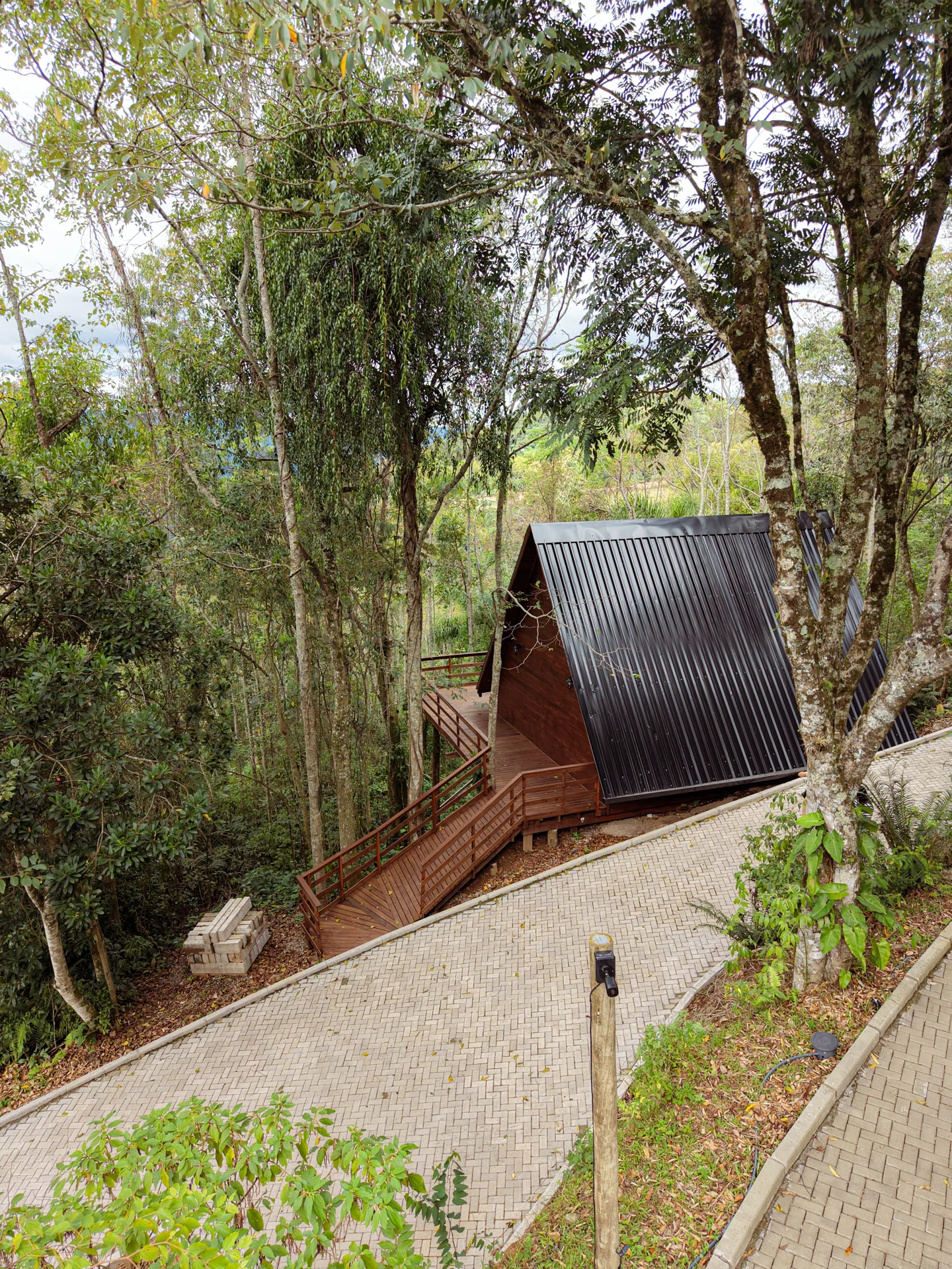 Cabana de madeira cercada pela mata no Taboo Refúgio
